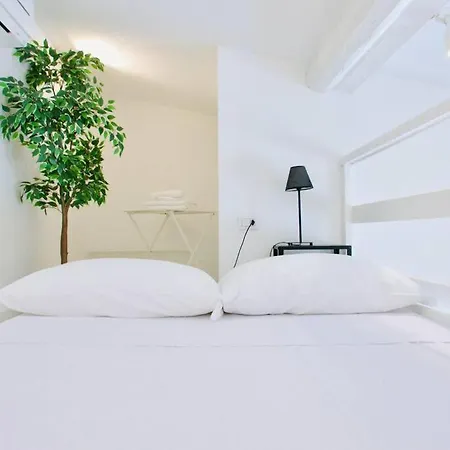 Bright Flat In Oltrarno דירה